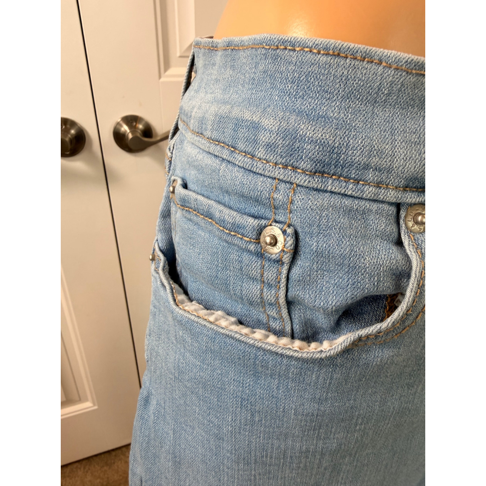 Women's Levi's Light Blue Mid Length Jean Shorts Sz 32 Normcore Y2K 90s inspired - Picture 4 of 16